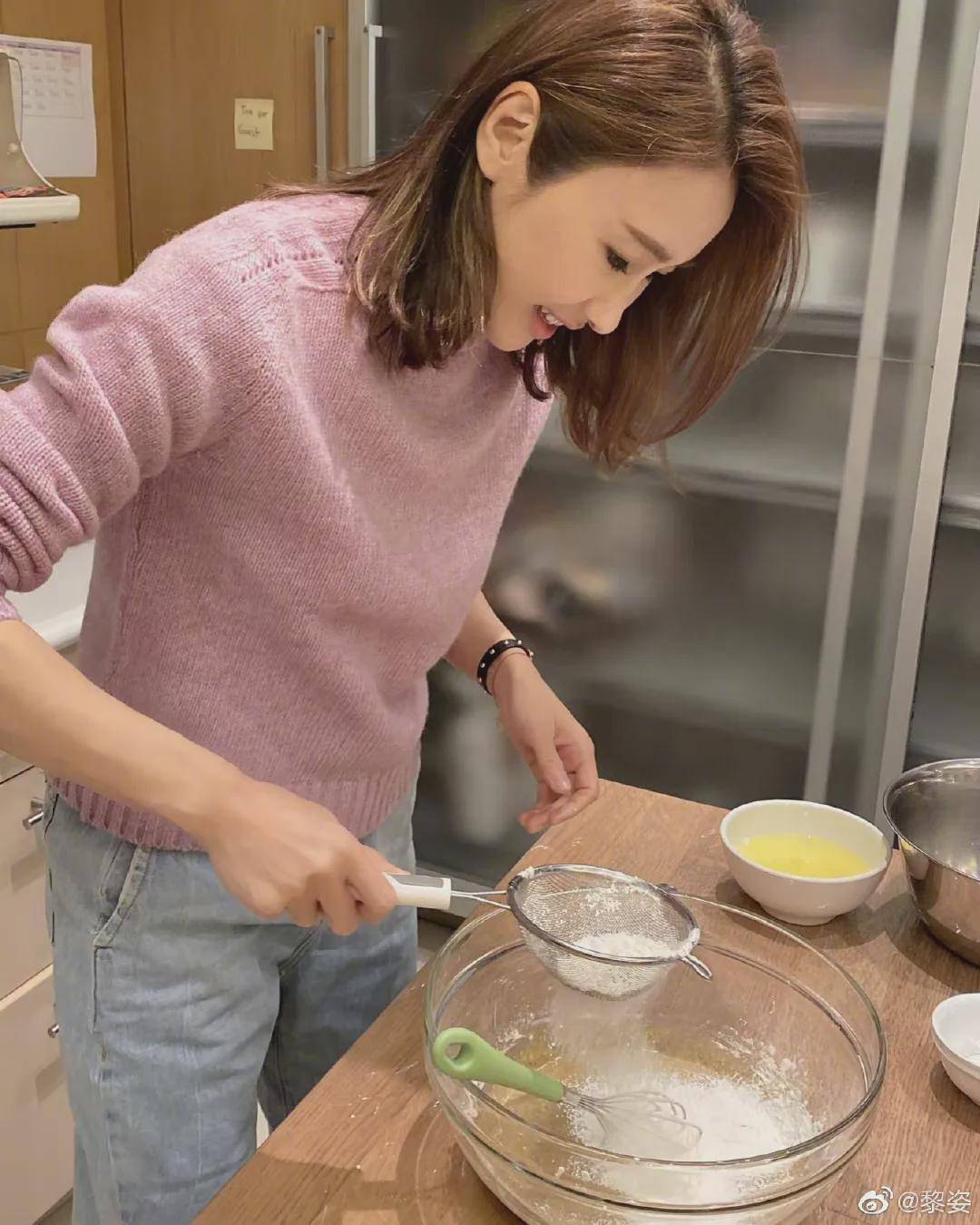 毛衣黎姿50岁还这么漂亮，穿紫色毛衣配牛仔裤，气质温柔甜美！