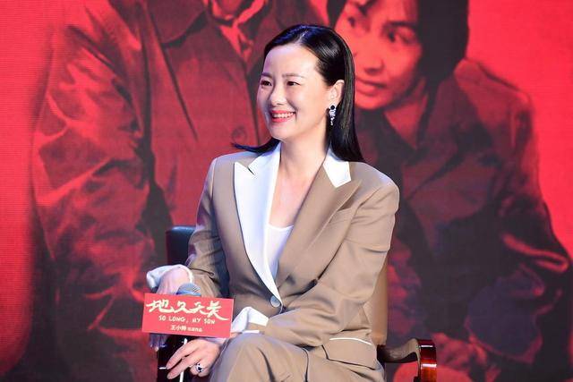 设计 50岁咏梅真是优雅到骨子里，拼色西装干练知性，婉约气质惊艳