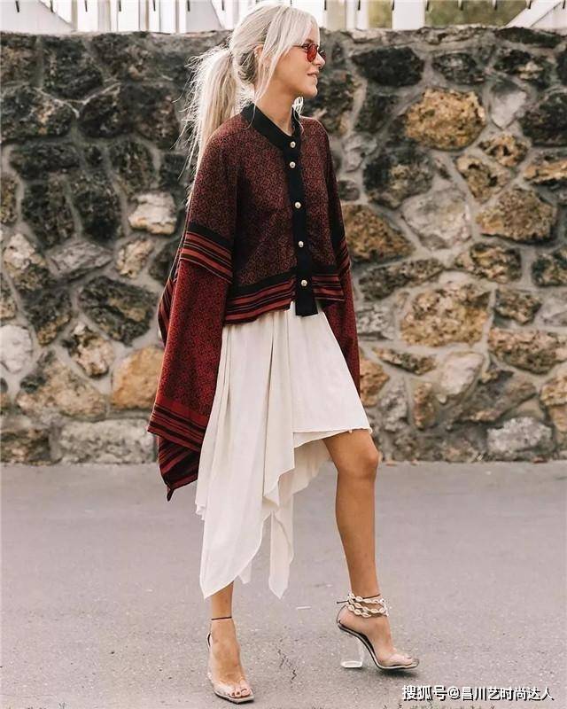 毛衣 毛衣已经过时了!瞧今年流行的这款“奶奶衫”,搭裙子裤子都很美