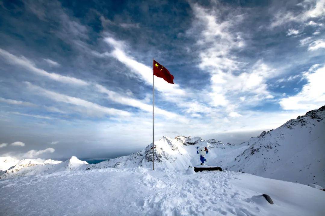 如此《中国机长》电影中飞越雪山的镜头即是在达古冰川取的景站在这里
