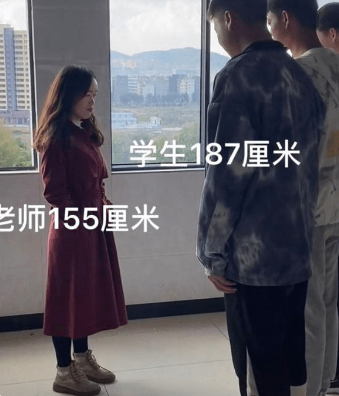 年轻女教师训00后学生,原本场面很凝重,看到身高差忍不住笑了