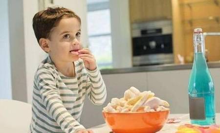 食品|这5类零食还在给孩子吃?都上“黑名单”了,家长:刚给孩子买过