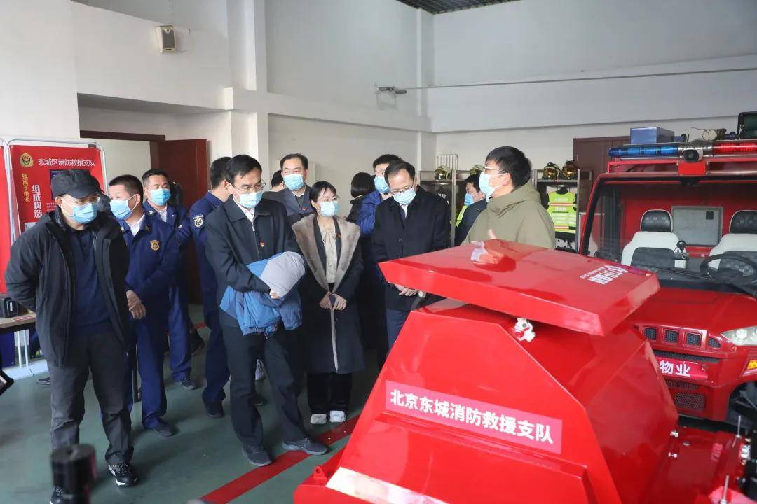 在活动中,技术人员向李万春总工程师一行详细介绍了千度耐高温消防