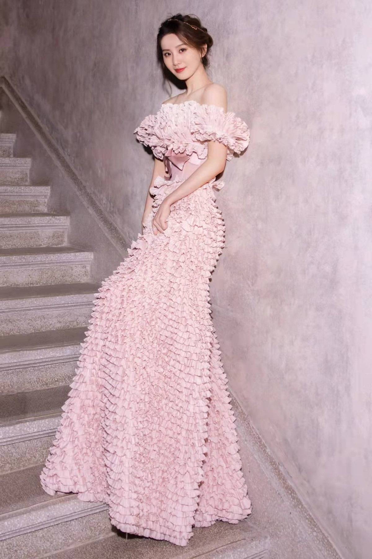设计 刘诗诗：这粉色礼服太褶了？抹胸设计展现性感和优雅，你爱了吗？