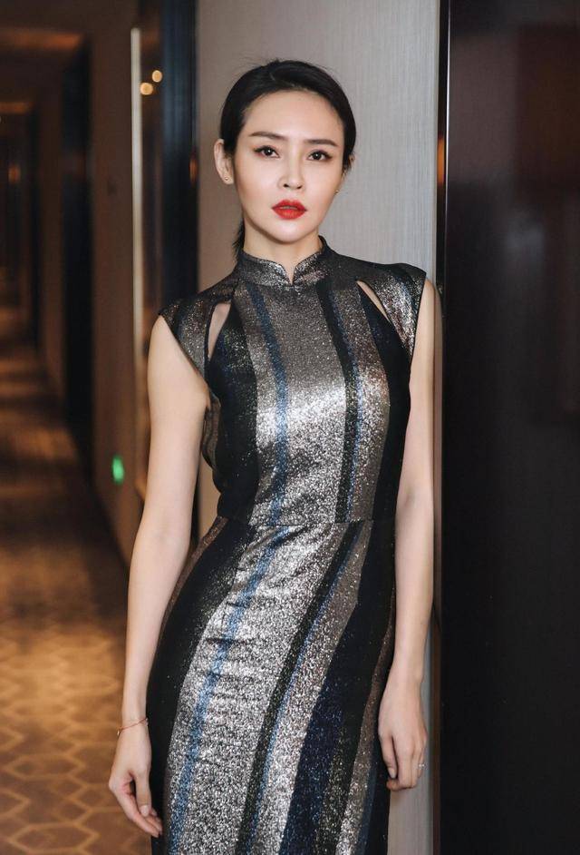 凹凸 于明加气质绝了！一袭印花吊带连衣裙性感精致，大方展现凹凸身材