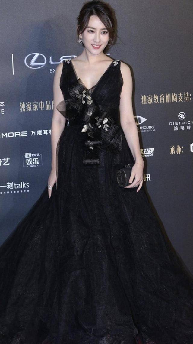 全无 马苏终于逆袭成功,一袭黑色V领连衣裙性感高级,土气感全无