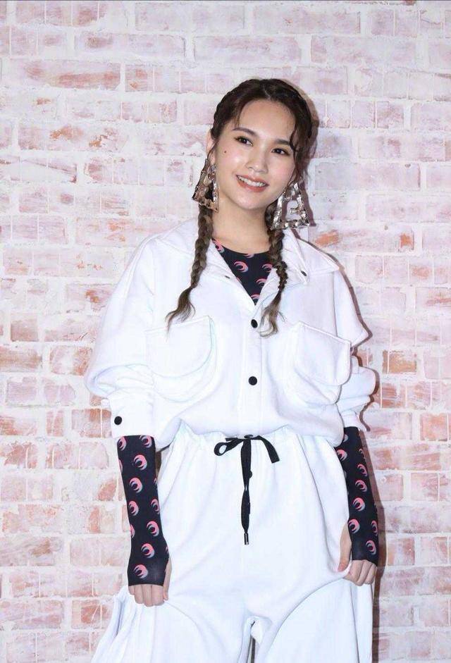 杨丞琳 35岁杨丞琳少女感爆棚,穿工装连体裤酷炫时髦,扎双马尾秒变18岁