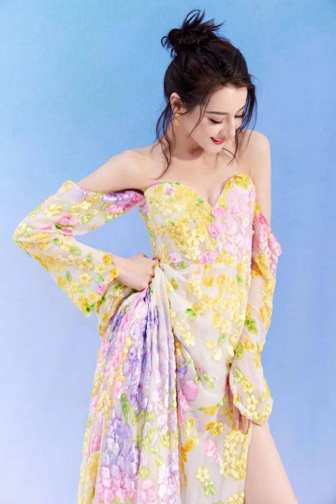 颜色 迪丽热巴大晒花仙子美照,发型慵懒随意,颜色复杂但越看越好看