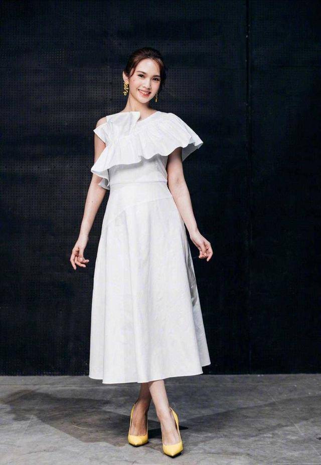 杨丞琳 35岁杨丞琳少女感爆棚,穿工装连体裤酷炫时髦,扎双马尾秒变18岁