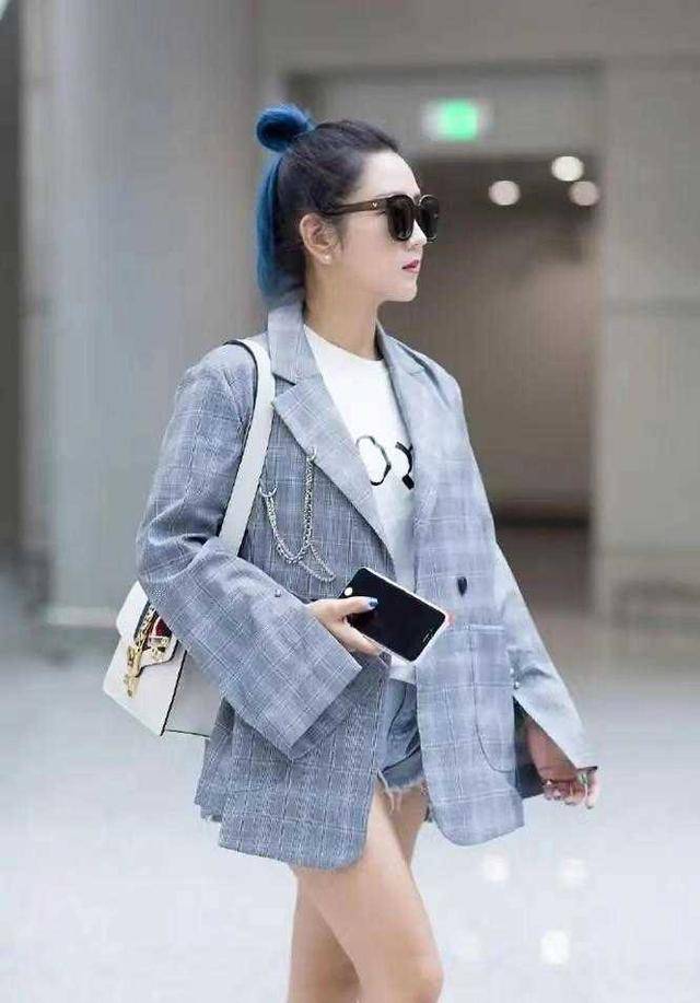 身材 何洁瘦腿成功后真会穿,西装配短靴玩下衣失踪,显高又显瘦