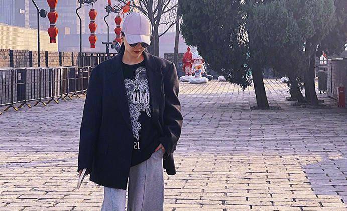 喇叭裤 范冰冰打卡西安！穿黑西装配喇叭裤好抢眼，骑跨式拥抱邻家感十足