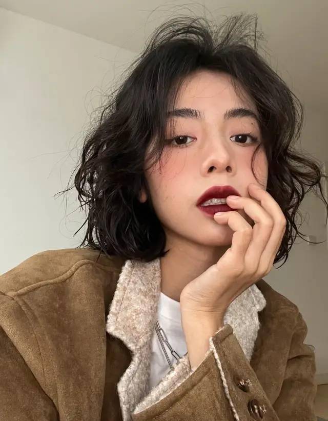 长发杨幂剪短发犹如“换脸”，本以为很丑，结果全网沦陷…