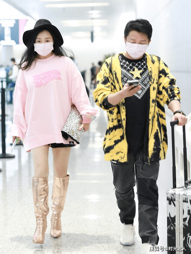 卫衣 冉莹颖邹市明合体走机场,穿长款卫衣配短裤,遮肉显瘦又时髦