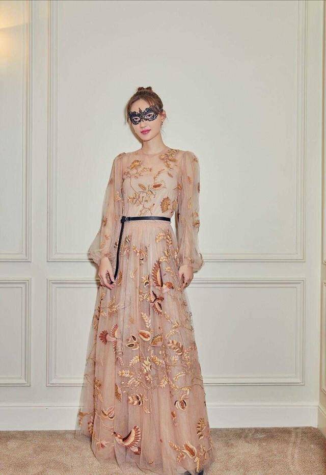 刺绣 王丽坤身材真有“料”，一袭白色连衣裙身材凹凸感十足，美丽动人