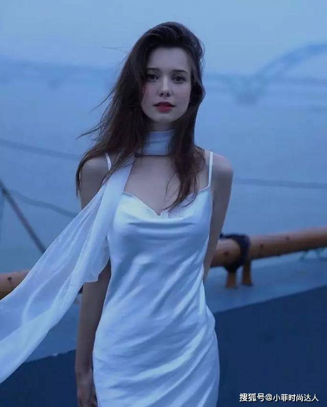 赫本 24岁“俄罗斯赫本”走红，一袭红裙穿出“凹凸感”，美得不真实