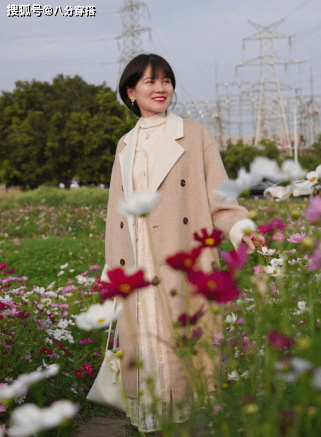 米色 长款大衣怎么穿出时尚感？看看这些穿搭小技巧，日常实用不挑人