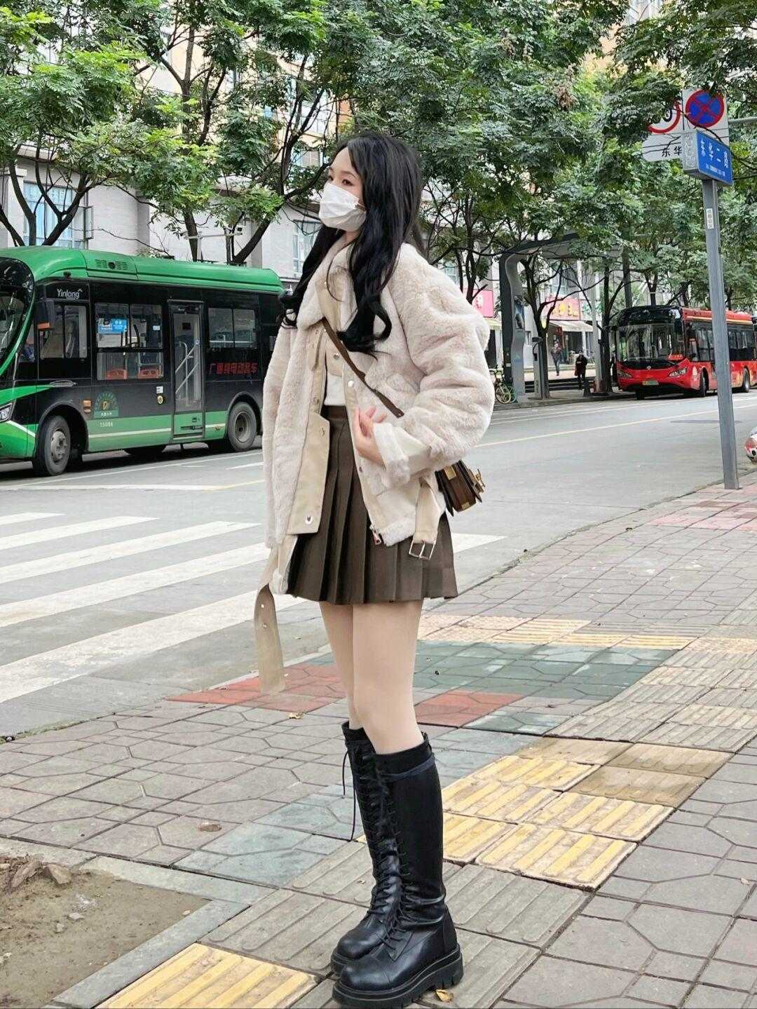 颜色 肉色打底裤怎么穿才不土气？试试这几种搭配方式，优雅显瘦又时髦