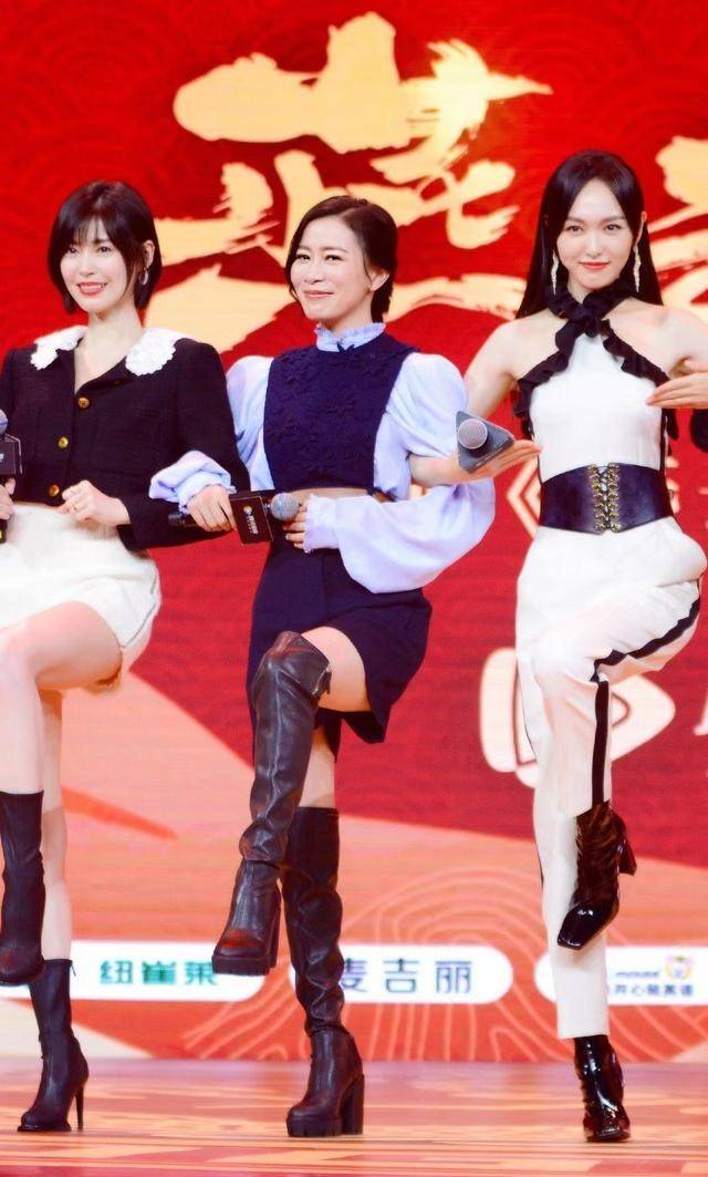 黑色 佘诗曼真会扮嫩！与小8岁唐嫣同框像同龄人，45岁状态灵动似少女