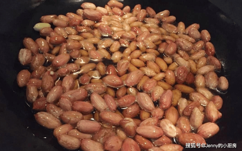 下锅|炸花生米只懂放盐,难怪不好吃!教你正确做法,更酥脆还耐放