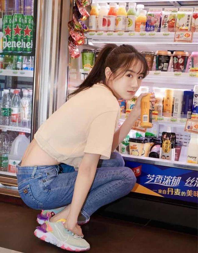 黑色 卫衣百变搭配,整个人显得俏皮可爱