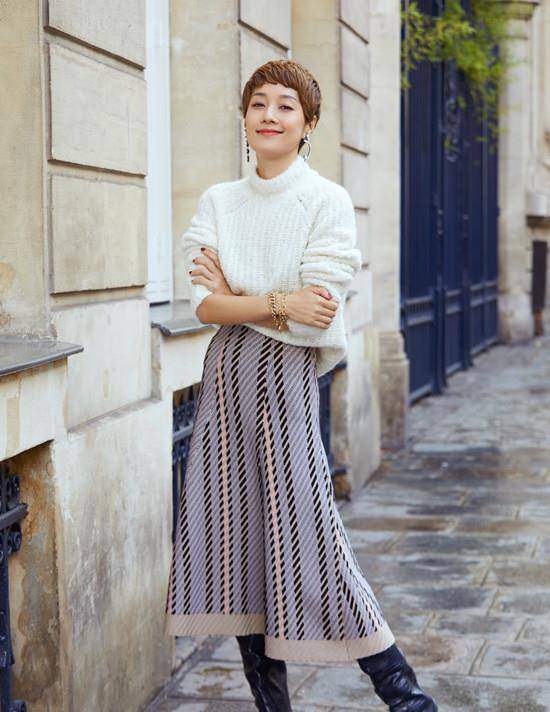 卫衣 马伊琍独自赶飞机，穿口袋卫衣配小脚裤太惹眼，拎三个包真像赶集