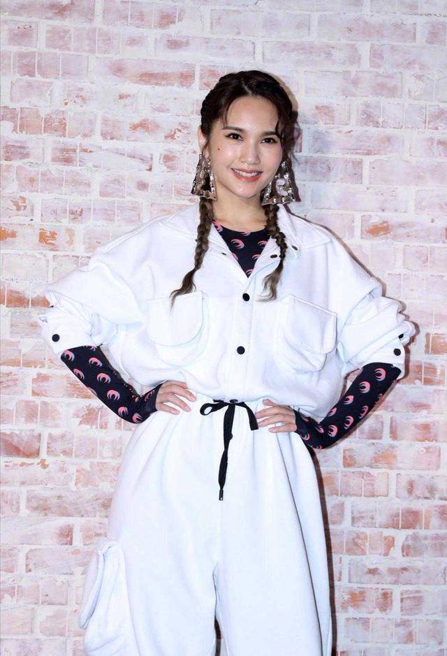 杨丞琳 35岁杨丞琳少女感爆棚,穿工装连体裤酷炫时髦,扎双马尾秒变18岁