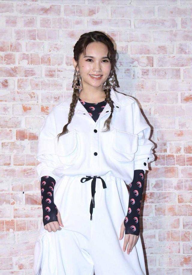 杨丞琳 35岁杨丞琳少女感爆棚,穿工装连体裤酷炫时髦,扎双马尾秒变18岁