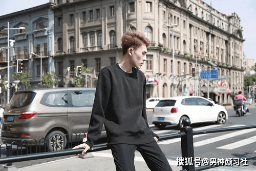 卫衣 卫衣这种万金油款都能穿得这么丑，那肯定是因为裤子