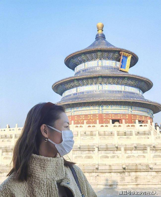 马甲 刘雯把平地变成“T台”,大牌加身挺高级,休闲装搭配也不赖