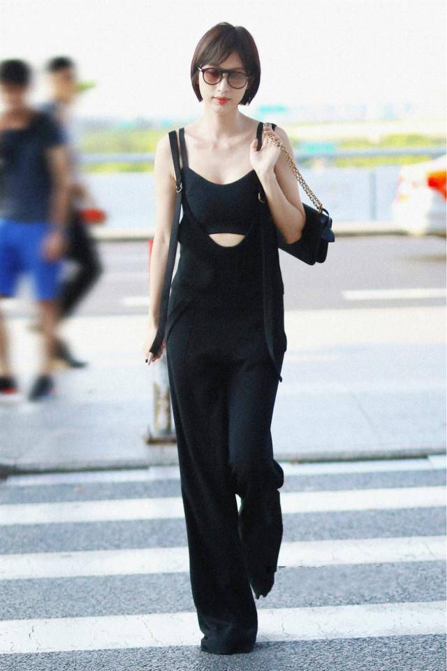 青春 怪不得女人都不穿阔腿裤了，今年流行的“初恋裤”，遮肉又减龄！