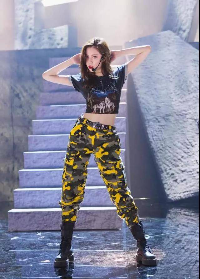 气象 宋妍霏是有多瘦？“岩浆裤”穿上看着像是90斤左右，超苗条的