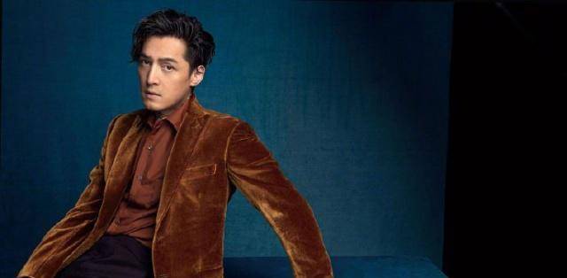 新造型 胡歌拍封面新造型!穿西装似霸道总裁,37岁果然帅得与众不同