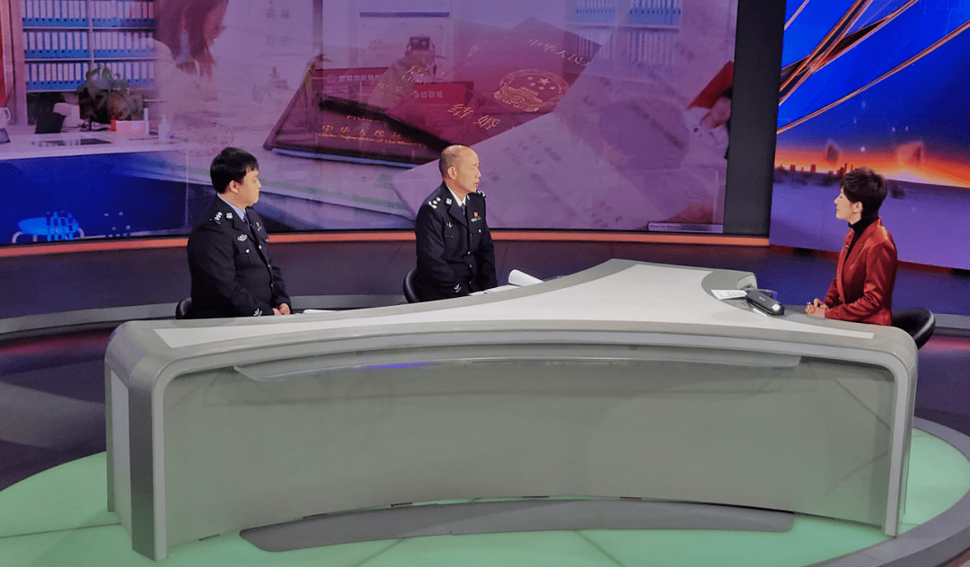 李莉(右)云南省公安厅治安管理总队党委书记 陆永昌云南省公安厅治安