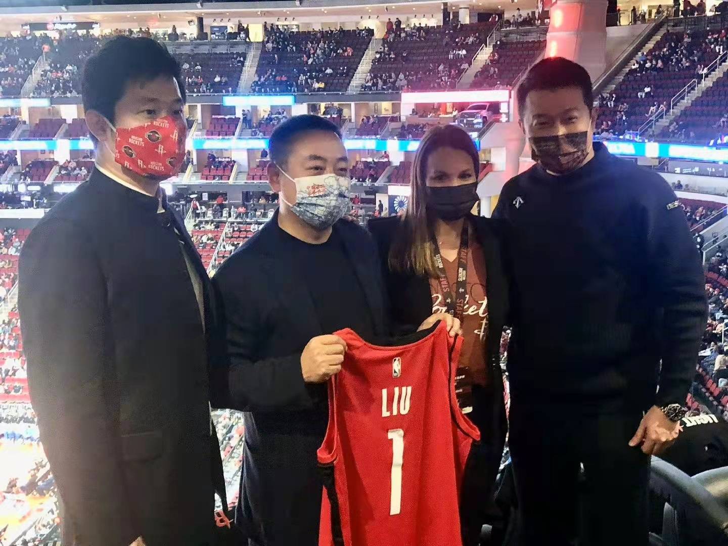 刘国梁|刘国梁现身丰田中心，举起休斯顿火箭1号球衣！麦迪时刻永恒经典