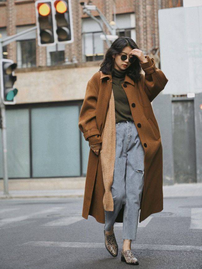 服装 款式简约并线条感明显