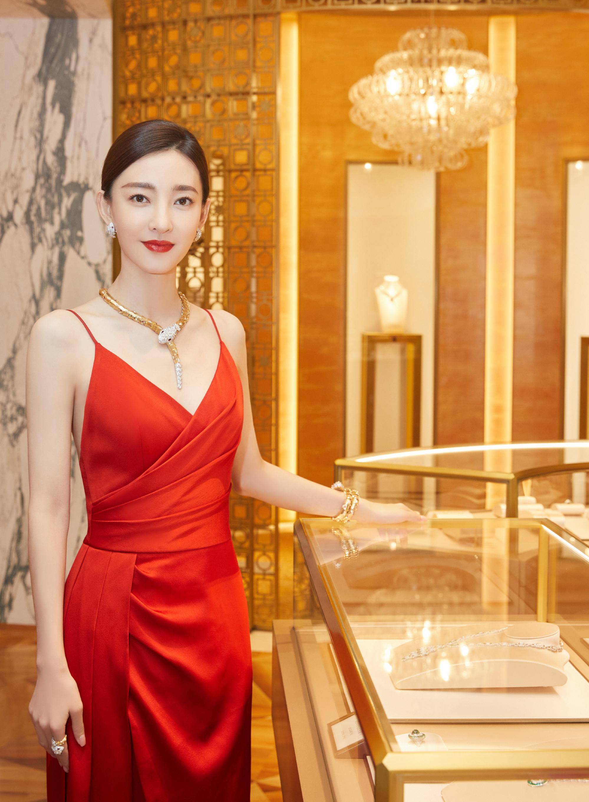 原创王丽坤一袭真丝吊带礼服穿出骨感美,红唇明艳动人