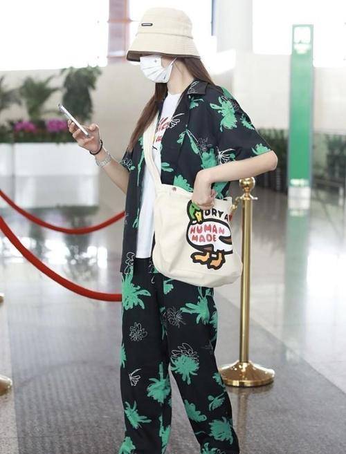 黑色 沈梦辰气色丝毫不减从前，穿绿色印花短袖好俏皮，性格太喜人