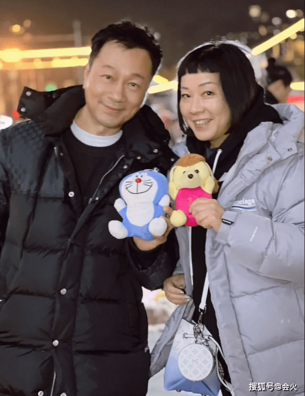 原创57岁黎耀祥出门必带老婆!狂晒夫妻合影秀恩爱,女方身材娇小可爱