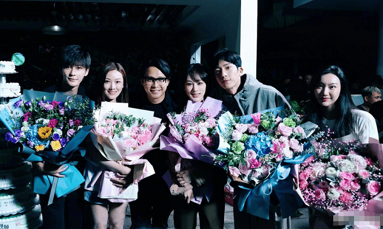 演技|《女心理师》凌晨杀青，杨紫晒演员合照，俊男美女同框好养眼