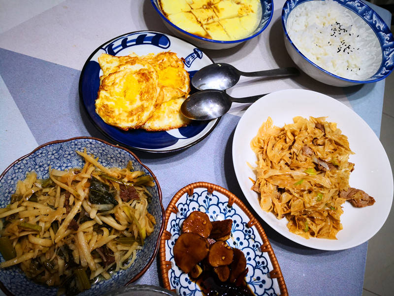 蔬菜|公公来家里住，媳妇做的早餐，在朋友圈火了，网友：太寒酸，抠门