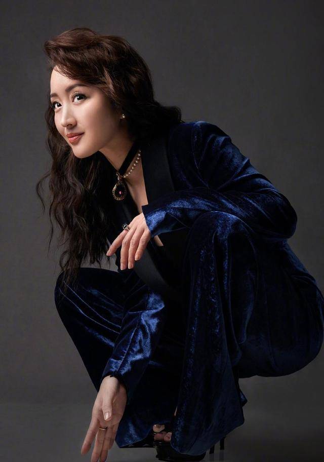 玉女 48岁玉女杨钰莹真会穿，穿一袭蓝色丝绸西服套装，女强人风范十足