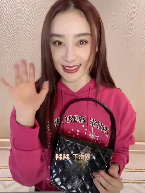 显得袁姗姗变脸认不出，整个人感觉老了，原来还挺清纯漂亮的！