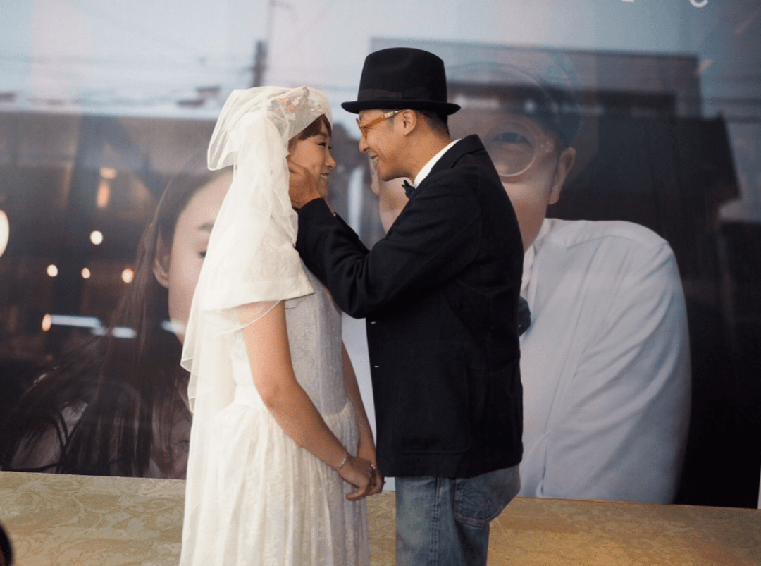 41岁香港女歌手晒照庆祝结婚6周年,自曝如今还对老公害羞