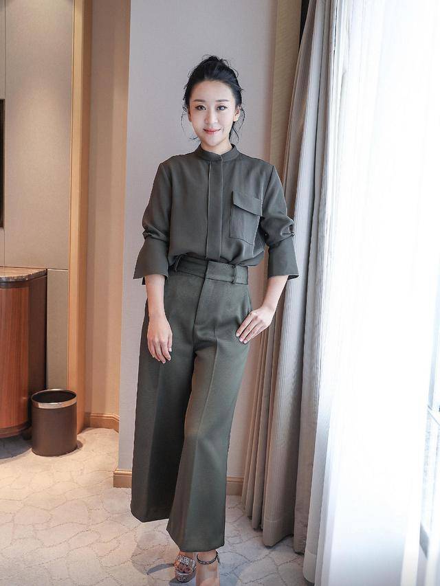 腰部 43岁苗圃美得高调，穿军绿色衬衫配阔腿裤气质全开，高级又大气