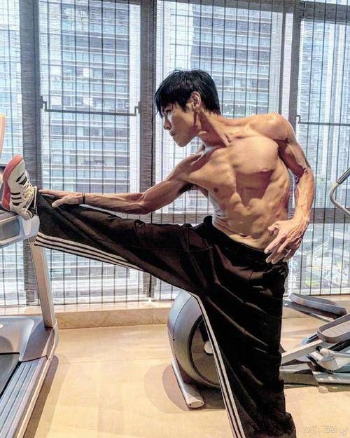 杨千嬅照片杨千嬅横弹大提琴被香港网民骂一张外国照片就惹得发帖者爆