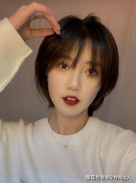 发型杨幂最新短发造型，优雅又有一丝痞气，今年这几款短发造型很流行