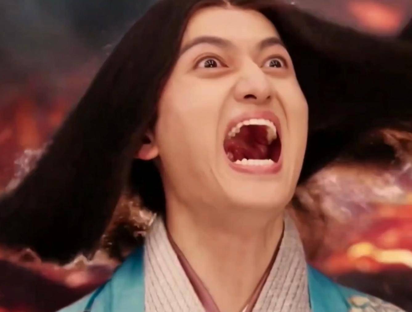 王大陆的《狼少年》,那张吃人大嘴太出戏,甚至拍吻戏把李沁的嘴巴亲