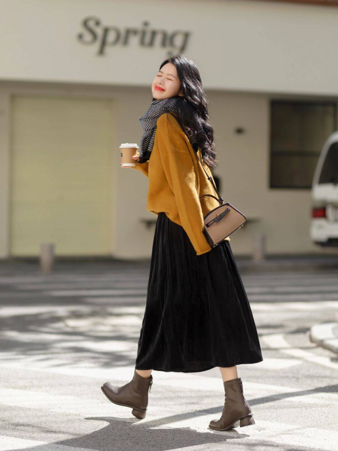 颜色 天冷了，为什么建议“毛衣搭配半身裙”，时髦精们的示范给你答案