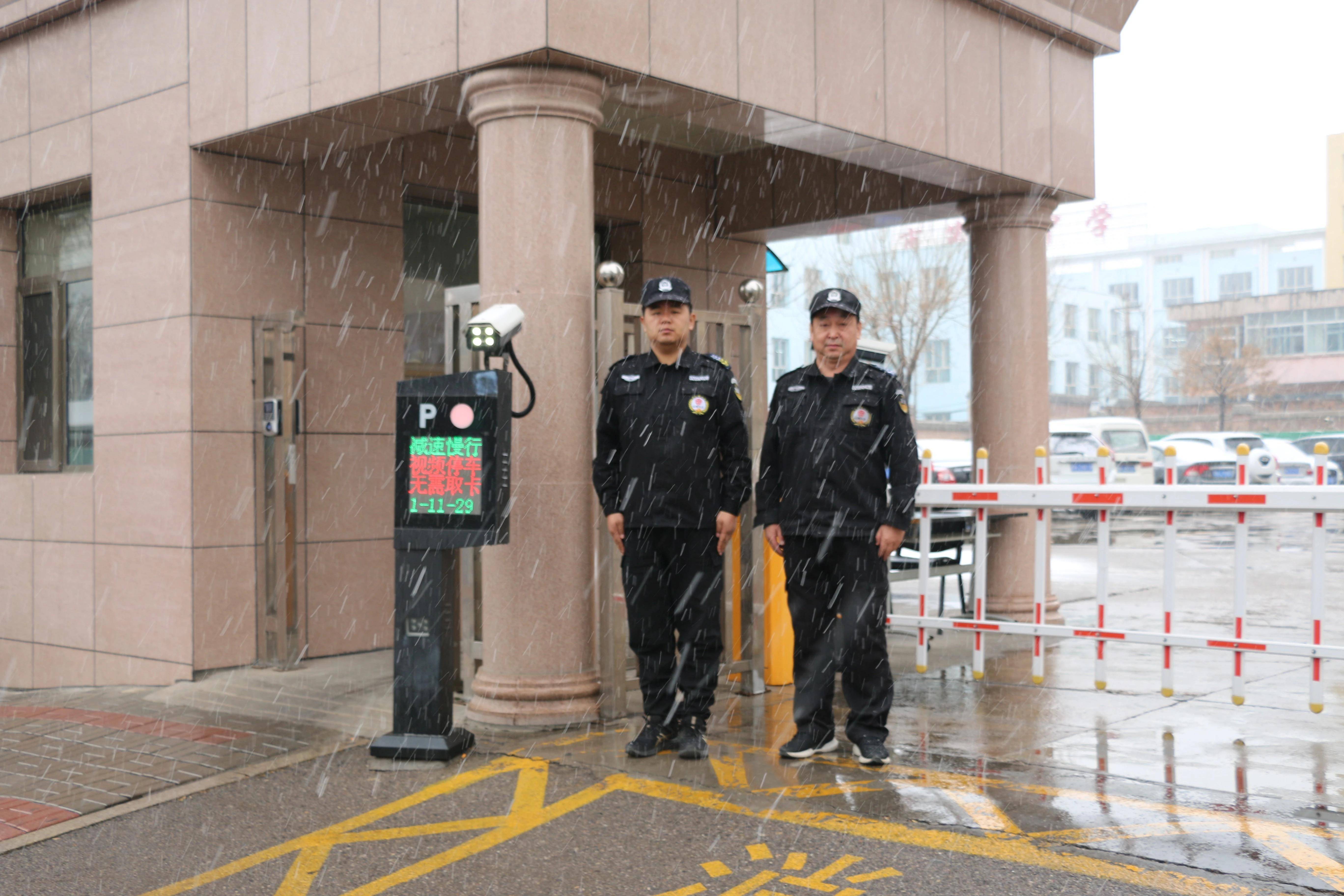 11月29日,忻州地区突降大雪,山西大正保安服务集团有限公司各基层队伍