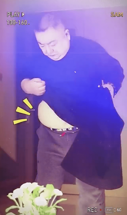 原创65岁董浩罕见上台唱歌!肚皮圆鼓鼓一圈肉,双下巴明显看不见脖子